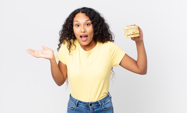 Jolie Femme Hispanique Tenant Des Gâteaux De Régime De Riz