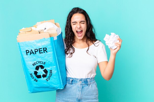 jolie femme hispanique tenant un sac en papier recyclé