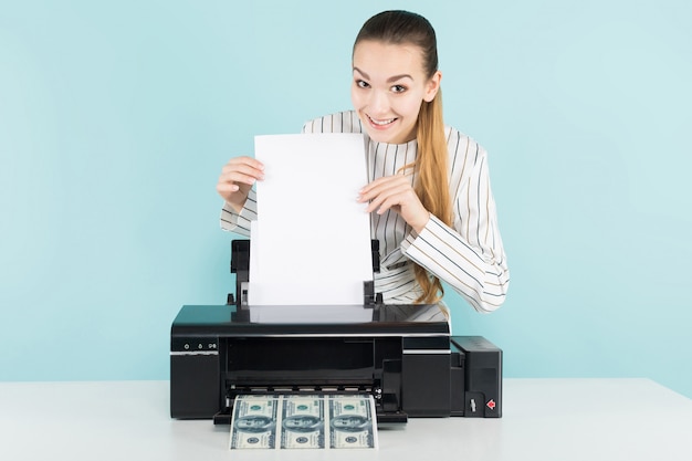 Photo jolie femme imprimant de l'argent
