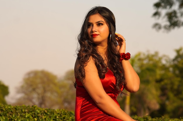 Jolie femme indienne faisant la pose pour une séance photo en plein air