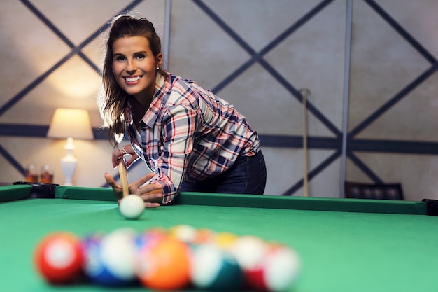 jolie femme jouant au billard