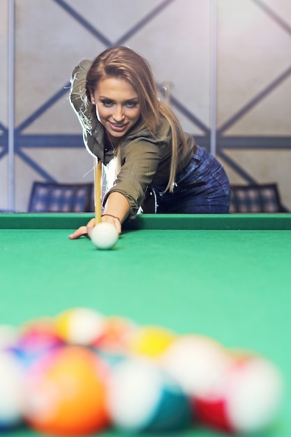 jolie femme jouant au billard