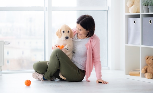 Jolie femme jouant avec chiot