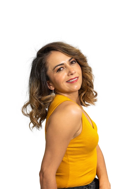 Jolie femme latine aux cheveux bruns et t-shirt jaune souriant regardant directement la caméra isolée sur fond blanc