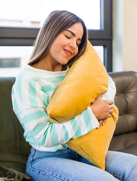 Photo jolie femme latine relaxante et reposante sur un canapé