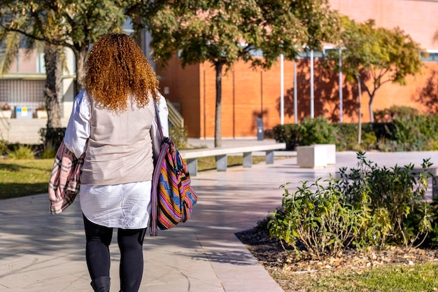 Jolie femme latine à l'université