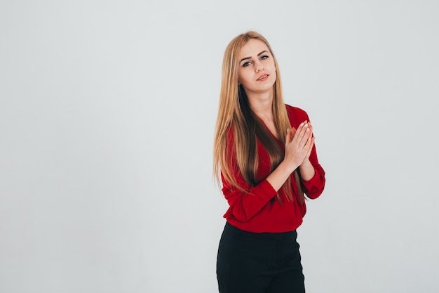 Jolie femme avec des mains en colère