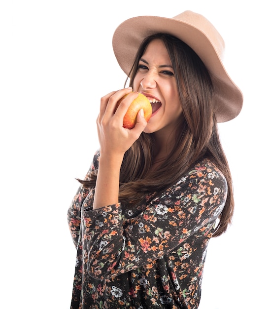 Jolie femme mange une pomme