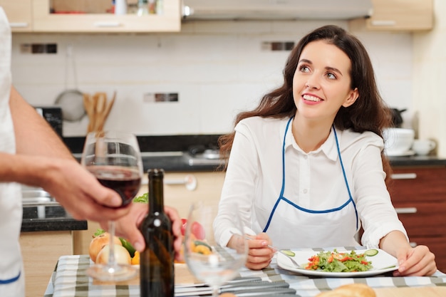 Jolie femme mangeant à la maison