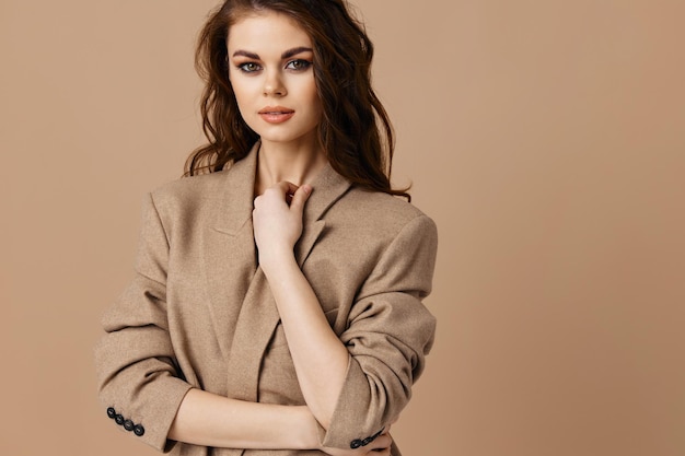 Jolie femme manteau glamour cosmétiques studio de luxe