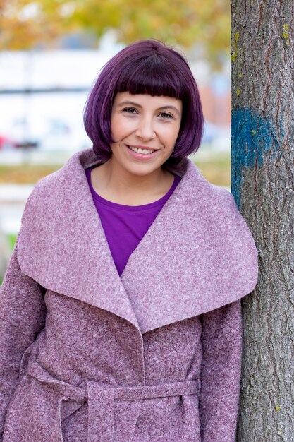 Jolie femme avec un manteau violet