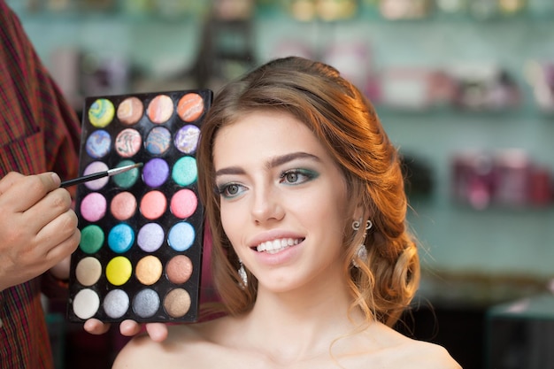 Jolie femme avec maquillage et palette