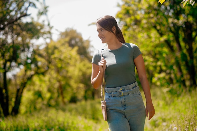 Jolie femme marchant et appréciant la nature