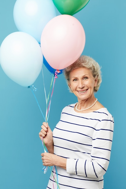 Jolie femme mature avec des tas de ballons