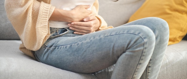 Jolie femme maux d'estomac douleurs menstruelles maladie de l'estomac maladie intestinale maladie gastro-intestinale