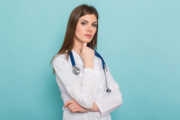 Jolie femme médecin en blouse blanche