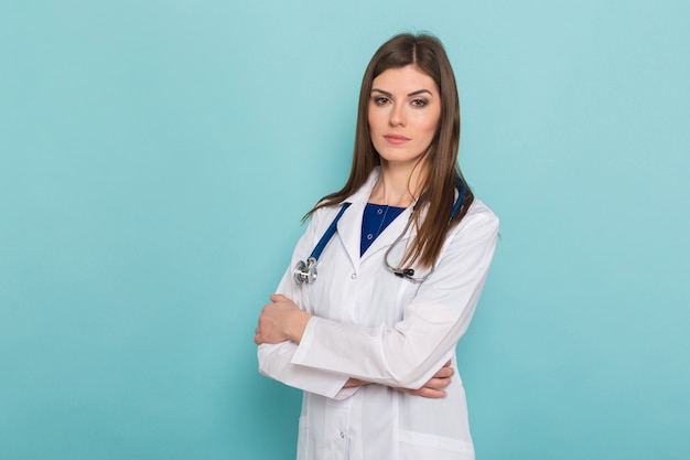 Jolie femme médecin en blouse blanche