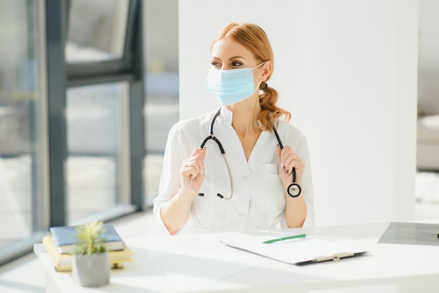 Jolie femme médecin en masque de protection à l'hôpital