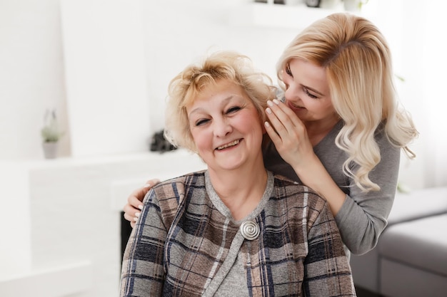 jolie femme et mère âgée à la maison