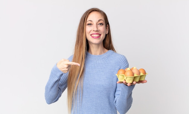 jolie femme mince tenant une boîte à œufs