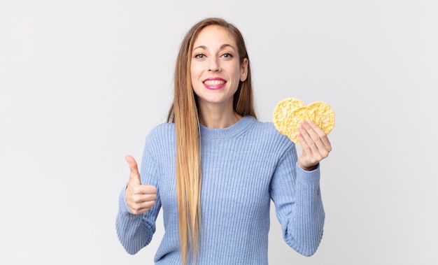 jolie femme mince tenant un gâteau de régime de riz