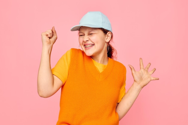 Jolie femme à la mode des casquettes bleues posant des émotions isolées des arrière-plans inchangés