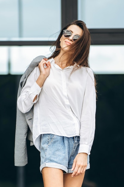 Jolie femme à la mode marchant dans la rue de la ville