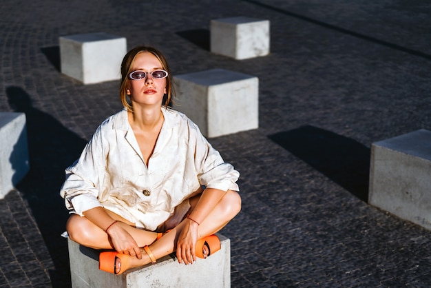 Jolie Femme à La Mode Qui Pose En Plein Air Dans La Rue