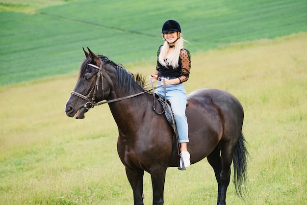 Jolie femme montant un cheval