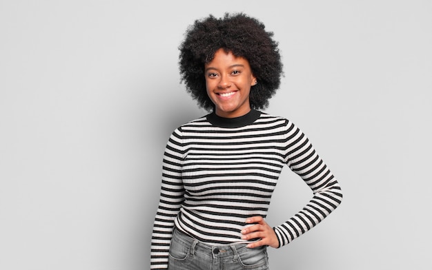 jolie femme noire afro contre un mur isolé