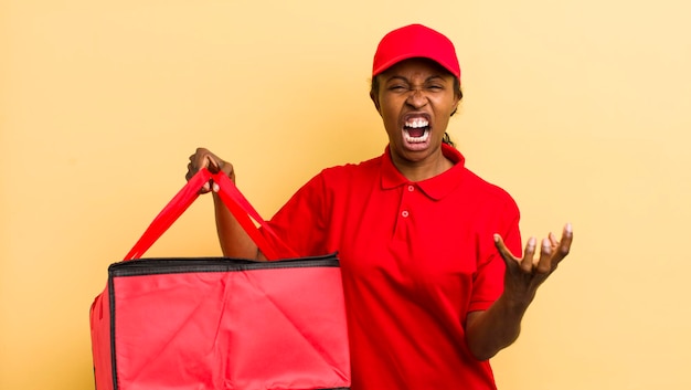 Jolie femme noire à la colère ennuyée et frustrée