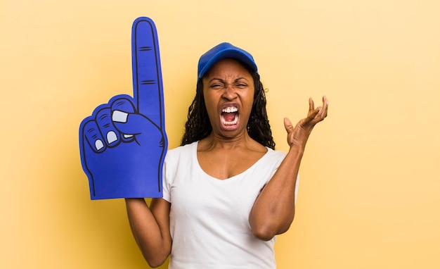 Jolie femme noire criant avec les mains en l'air