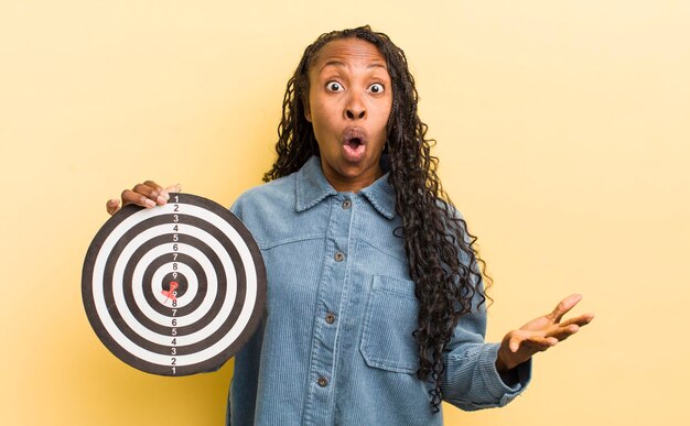 Photo jolie femme noire étonnée choquée et étonnée d'une incroyable surprise