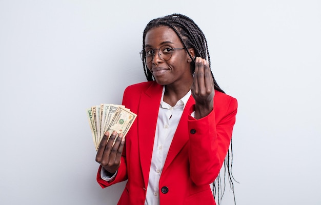 Jolie femme noire faisant un geste de capice ou d'argent, vous disant de payer. concept de billets en dollars