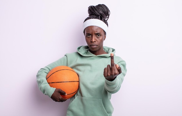 Jolie femme noire se sentant en colère, agacée, rebelle et agressive. concept de basket-ball
