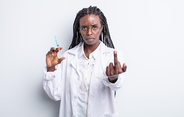 Jolie femme noire se sentant en colère, agacée, rebelle et agressive. concept de syinge