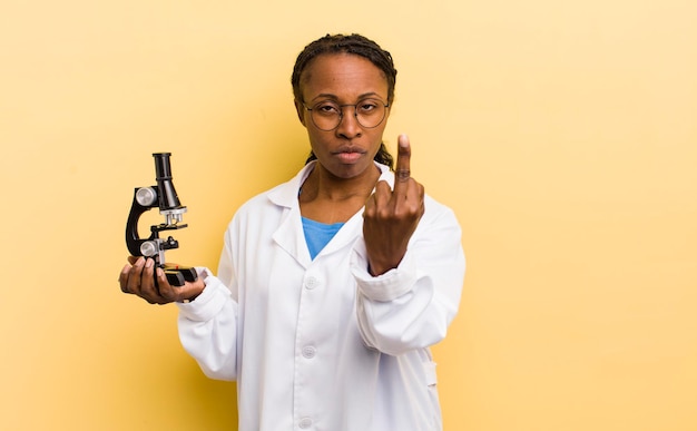 Jolie femme noire se sentant en colère agacée rebelle et agressive