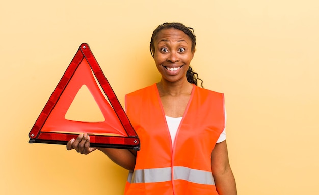 Jolie femme noire semblant heureuse et agréablement surprise