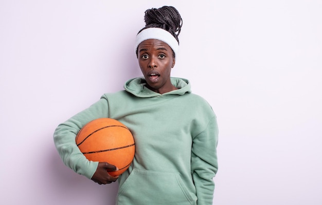 Jolie femme noire semblant très choquée ou surprise. concept de basket-ball