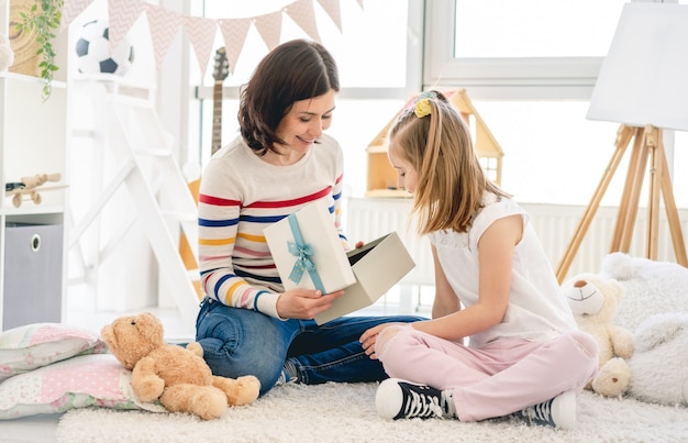 Jolie femme ouvrant la boîte avec un cadeau