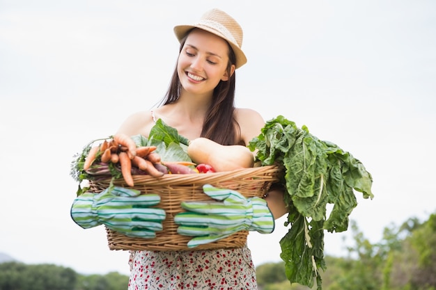 Jolie femme avec panier de légumes