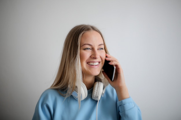 Jolie femme parlant au téléphone