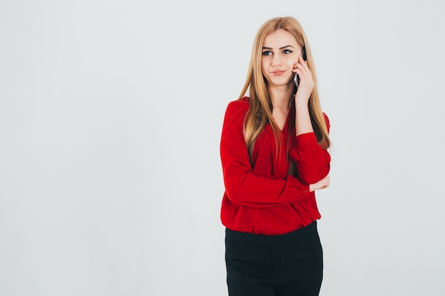 Jolie femme parlant au téléphone