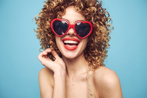 Jolie femme parti recadrée vue lunettes de soleil rouges