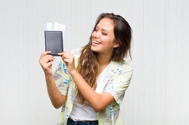 Jolie femme avec un passeport