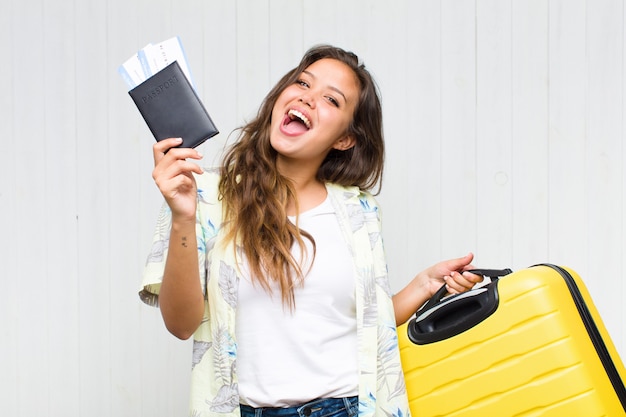 Jolie femme avec un passeport