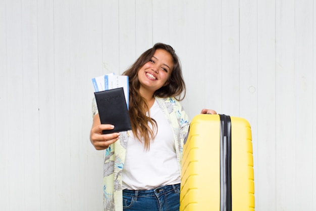 Jolie femme avec un passeport