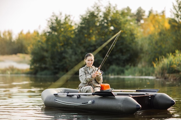 Jolie femme pêche sur la rivière