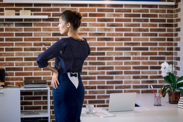 Photo jolie femme pensant au bureau