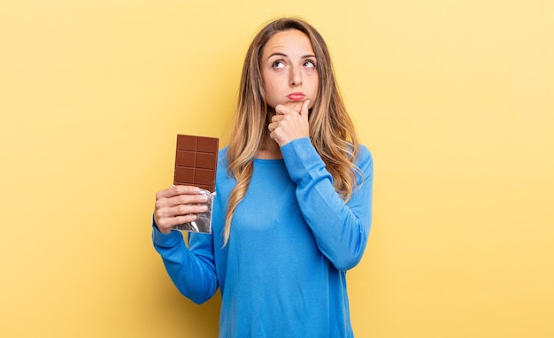 Jolie Femme Pensant Se Sentir Concept De Chocolat Douteux Et Confus